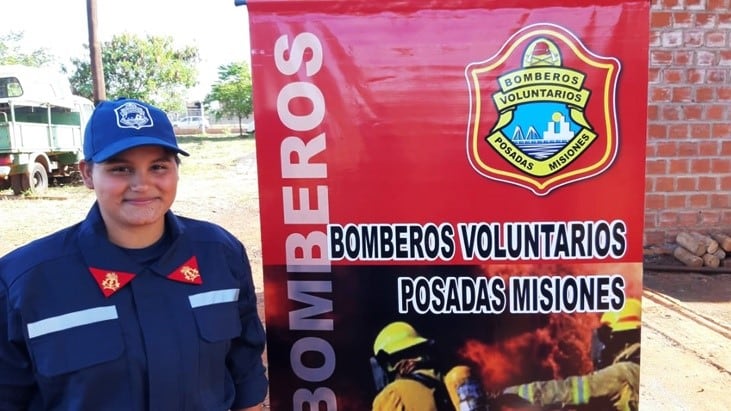 Yohana Vargas ingresó hace poco al nivel de bombera voluntaria, pero se inició como cadete cuando vio el entusiasmo de su hermano bombero. (Misiones Online)