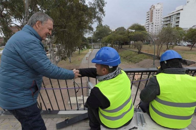 Schiaretti recorrió los puentes Gobernador Mestre y 25 de Mayo, próximos a inaugurarse en la ciudad Capital. (Prensa Gobierno)