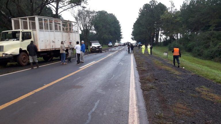 Un patrullero chocó de frente contra un camión en Santo Pipó