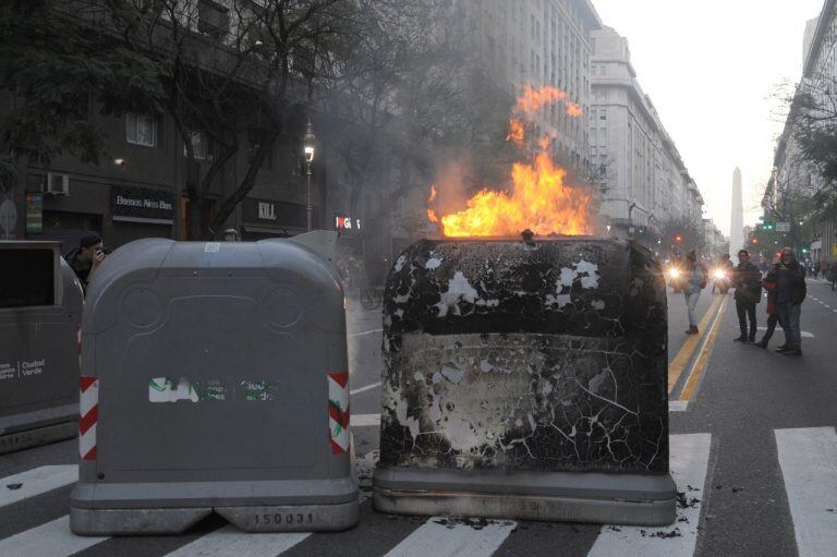 Incidentes frente al Consulado de Chile en Buenos Aires. (Foto: Clarín)