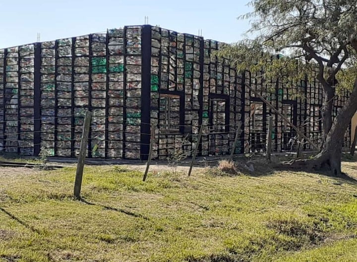 Aulas sustentables construidas con ladrillos de botellas PET