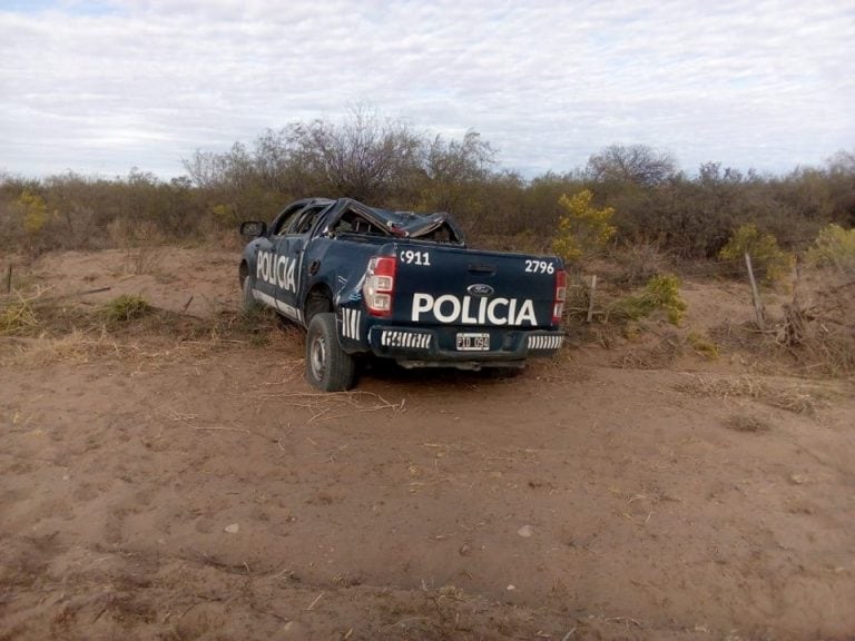 Camioneta policial volcada