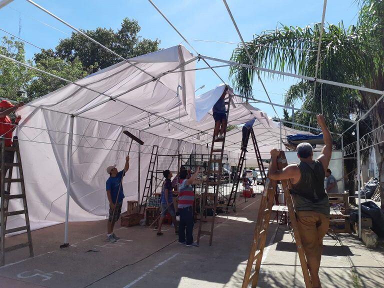 Puesteros armaron una carpa hasta volver al Mercado