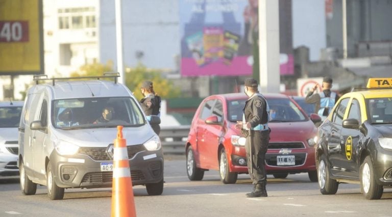 Controles en Puente Pueyrredón. (Foto: Luciano Thieberger/Clarín)