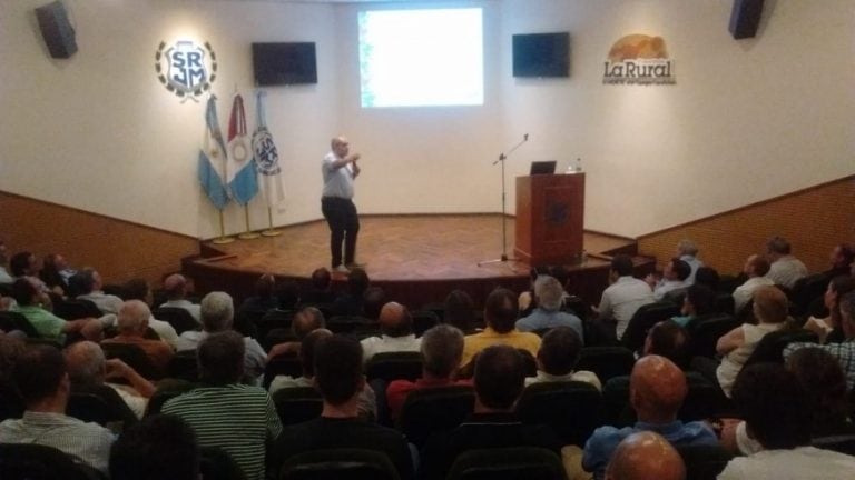 Di Stefano dejó un mensaje a los productores agropecuarios presentes: “Hay que pensar y aprovechar los mercados a futuro. La soja con venta al mes de noviembre vale U$S249,7 y el dólar a noviembre vale $55,45. Esto implica que podés vender la soja en los mercados de futuro a un precio de $13.840 cuando hoy vale $ 9.700, con una diferencia del 42,7% en apenas 8 meses. Eso es mucho más elevado que una tasa de plazo fijo, que a un año te paga el 38% anual”, concluyó.