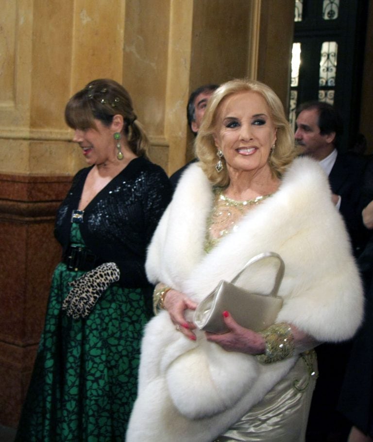 reapertura reinauguracion teatro colon 
DYN66, BUENOS AIRES 24/05/10, MIRTA LEGRAND INGRESA POR LA ALFOMBRA ROJA A LA REAPERTURA DEL TEATRO COLON.FOTO.DYN buenos aires mirtha legrand y su hija marcela tinayre ceremonia reinauguracion del teatro colon fes