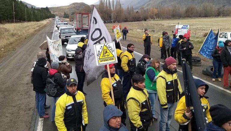 Trabajadores de la MUS cortan la ruta en el acceso a Esquel en reclamo del pago de sueldos.