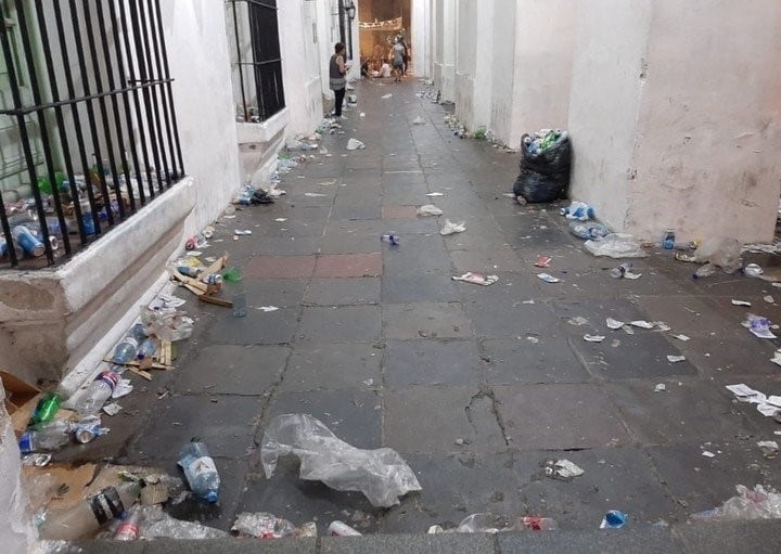 Basura en el Cabildo. (twitter: @alfredodeangeli)