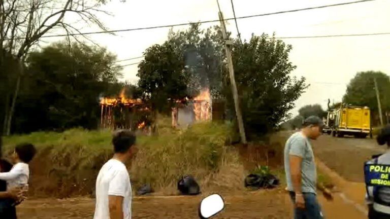 Perdió todas sus pertenencias luego de que un incendio consumiera su casa.