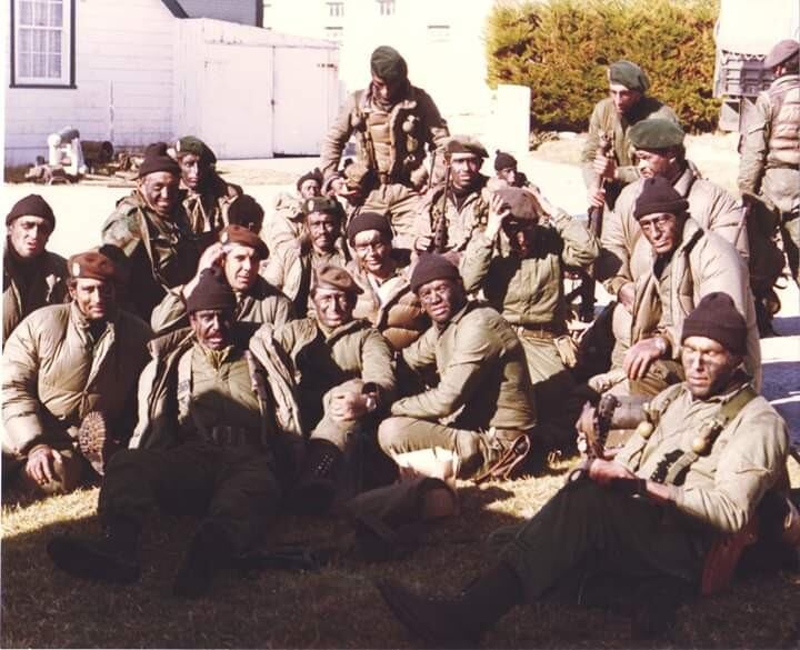 Grupo de Fuerzas Especiales argentinas en descanso luego de la toma de la casa del gobernador.