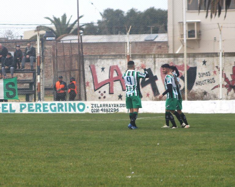 Villa Mitre celebra el primer gol, el autor fue Luciano Harnst