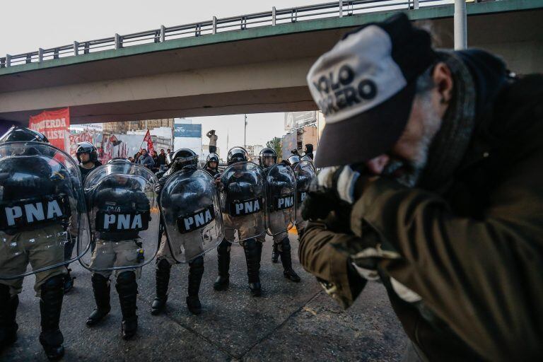 Manifestantes intentan cortar este miércoles los accesos a la ciudad de Buenos Aires (Argentina) durante una jornada de huelga general. Las principales ciudades argentinas amanecieron este miércoles sin transporte público, ni clases, ni recogida de basuras y con los bancos cerrados y los servicios de salud limitados por la quinta huelga general que la principal central sindical convoca contra el Gobierno de Mauricio Macri. EFE/Juan Ignacio Roncoroni