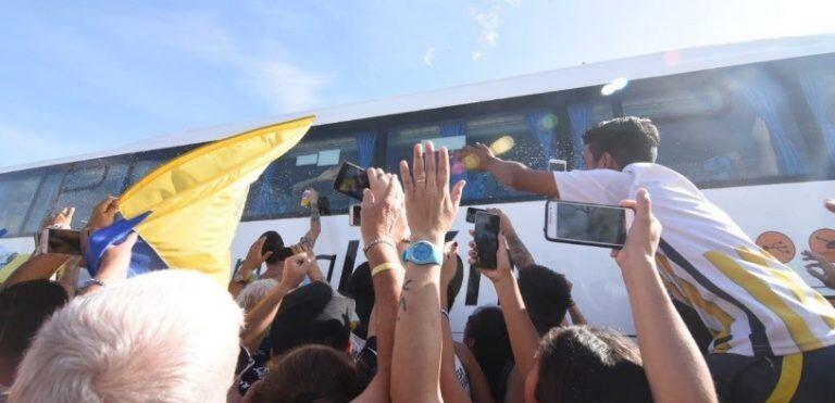 Caravana de hinchas canallas despidieron al plantel en el Aeropuerto