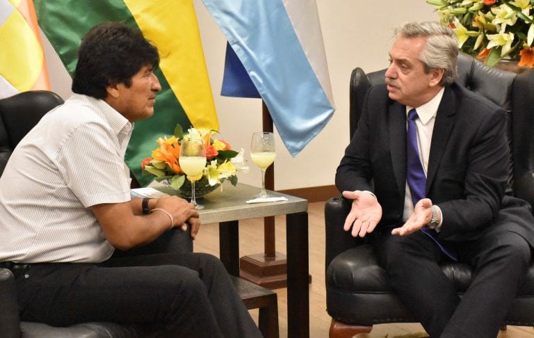 En esta foto, cortesía de la oficina de prensa del Ministerio de Comunicación de Bolivia, el presidente Evo Morales habla con el candidato presidencial Alberto Fernández, en Santa Cruz, Bolivia, el jueves 19 de septiembre de 2019. Crédito: Raúl Martínez / Comunicación de Bolivia Ministerio de prensa a través de AP.