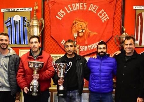 Bermegui, al centro (de negro) sosteniendo la Copa del título obtenido recientemente en el Liga Mendocina de Fútbol.