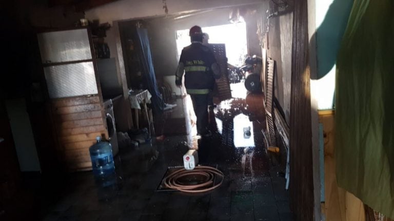 El fuego se habría originado en una habitación que produjo el ahumamiento de la vivienda.