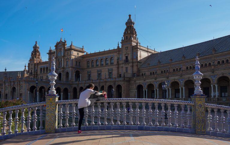 Una mujer en Sevilla estira los músculos después de correr (Foto: Eduardo Briones/Europa Press/dpa)