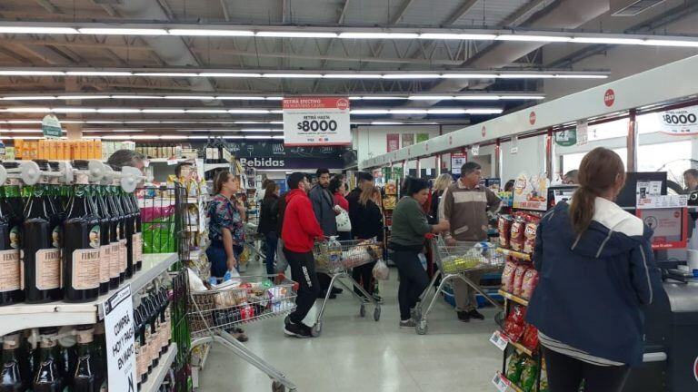 Largas filas para abonar en caja.