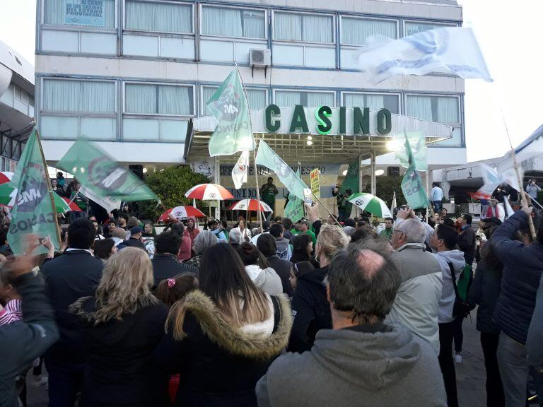 Vecinos, dirigentes y agrupaciones políticas frente al Casino de Necochea.