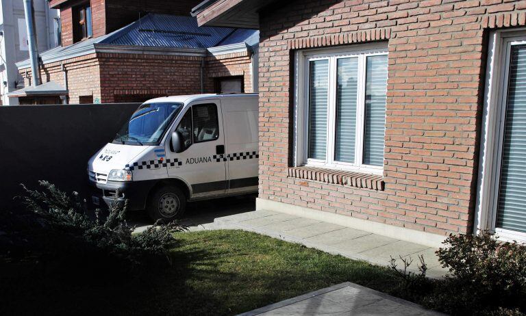 Camionetas y equipos especiales en Río Gallegos. (AFP)