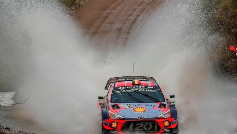 Thierry Neuville el puntero del Rally de la República que se corre en Villa Carlos Paz. (AFP)