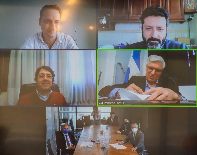 Los funcionarios jujeños y de la Universidad platense, durante la videoconferencia.