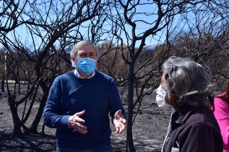 En diálogo con algunos de los lugareños afectados. (Foto: Gobierno de Córdoba).