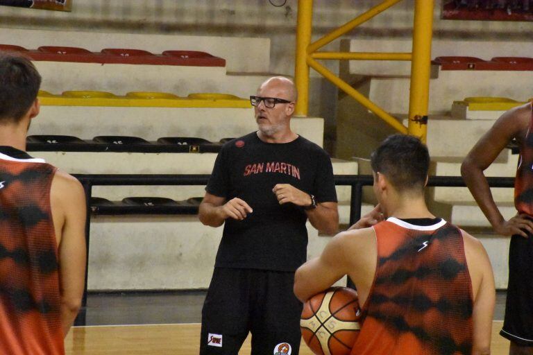 Diego Vadell es el entrenador de San Martín.