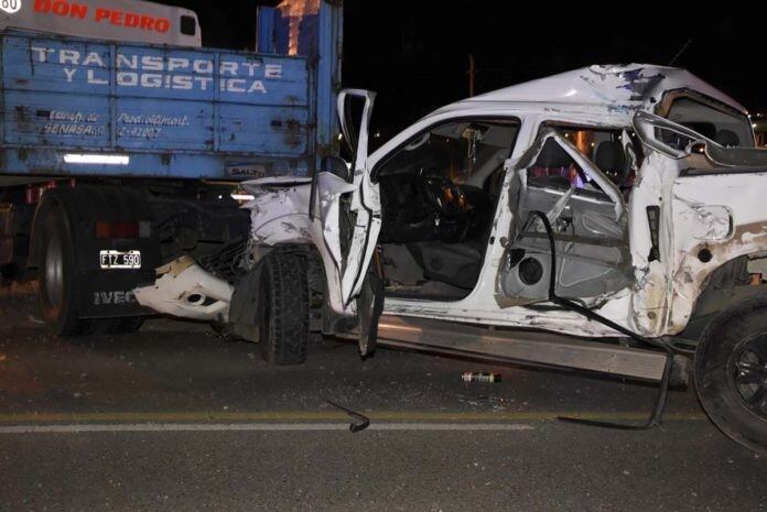 La camioneta se incrustó en el acoplado.