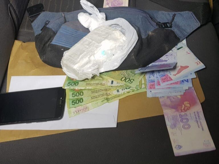 Llevaba los 250 gramos de cocaína ocultos en una bolsa.