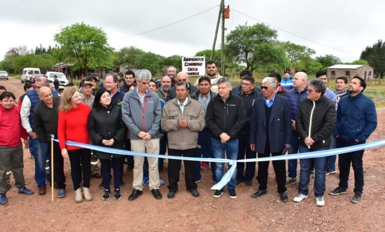 Peppo inauguró en paraje Cacica Dominga un nuevo enripiado para los caminos vecinales. (Web).