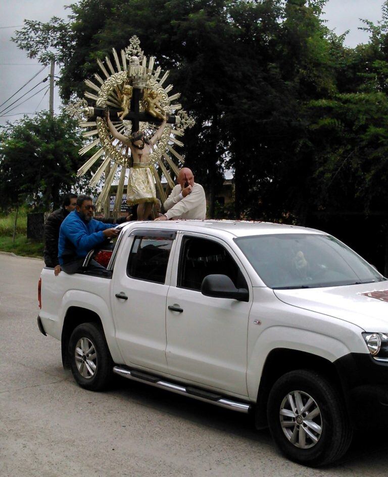 La artística imagen del Señor de los Milagros pesa aproximadamente 500 kilos.