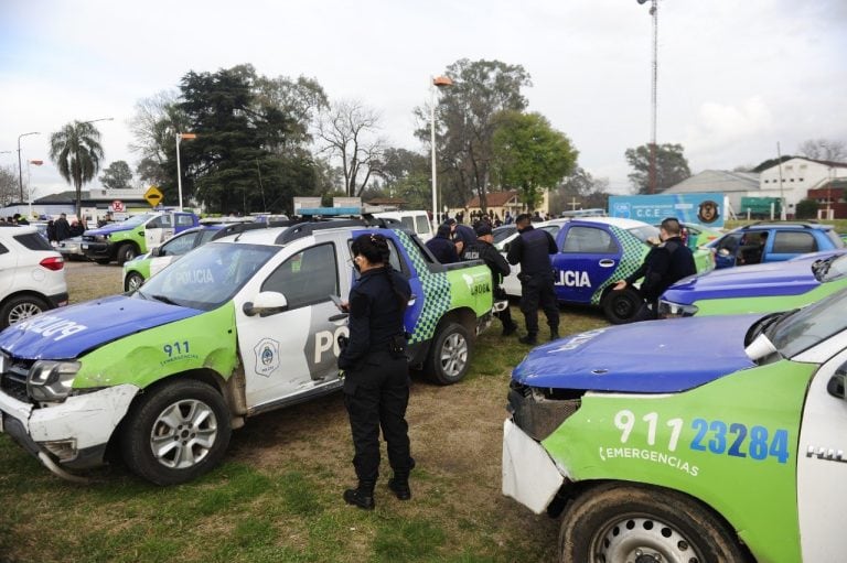 Efectivos de la Policía Bonaerense pasaron la noche en el Puente 12 para reclamar por mejores condiciones laborales. (Clarín)