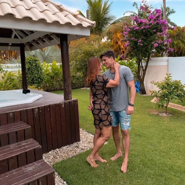 La madre de Neymar junto a su novio de 22 años, Thiago Ramos.