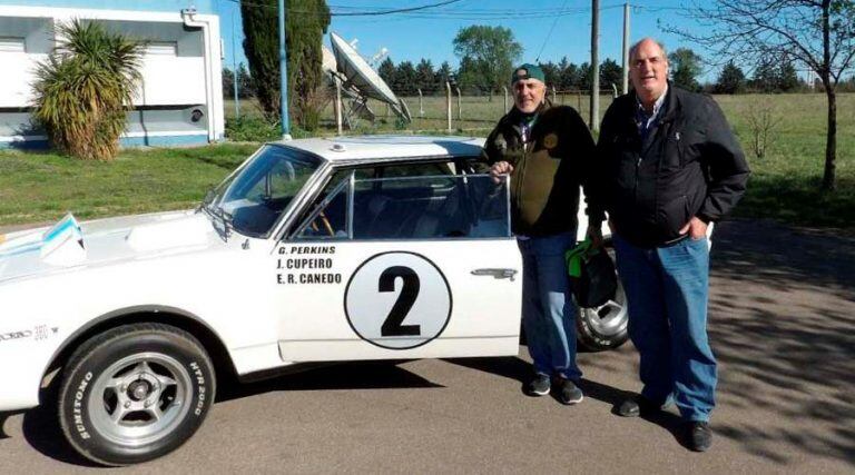 Una réplica del famoso Torino que participó en Nürburgring, con Eduardo Álvarez, uno de los organizadores, y el periodista Daniel Wilberger (Modo Deporte)