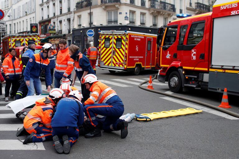 Por un escape de gas, explotó una panadería en el centro de París, Francia (AP)