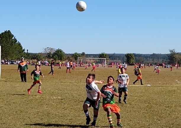 Lucha por el balón como en cualquier cancha de fútbol del mundo. Esta semana en la Copa Ciudad de Posadas. (Migue Geneyro)