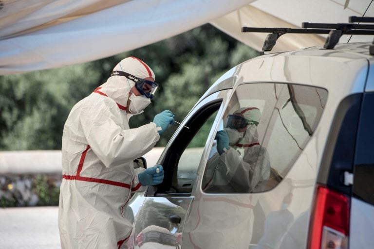 Un sanitario hace tests rápidos para detectar el COVID-19 en el centro sanitario Canal Salat, de Ciutadella, Menorca (EFE/David Arquimbau Sintes)