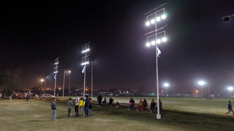 Las luces de las canchas en la Fundación Gastón.