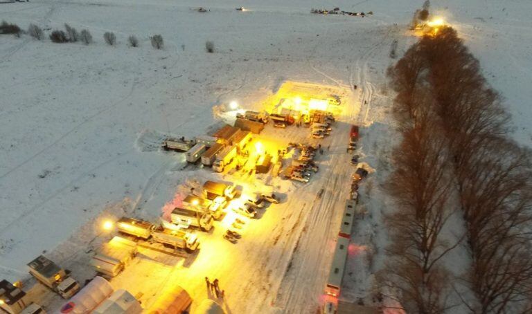 FET05. STEPANOVSKOY (RUSIA), 12/02/2018.- Vista de los trabajos de búsqueda de restos humanos y retirada de trozos del fuselaje del avión en el lugar del accidente del avión de pasajeros AN-148 de la aerolínea rusa Saratov Airlines cerca de la localidad de Stepanovskoy, próxima a Argunovo, distrito de Ramensky, región de Moscú (Rusia) hoy 12 de febrero de 2018. Equipos búsqueda continúan la recogida de cuerpos y fragmentos del avión de pasajeros AN-148 que con 71 personas a bordo se estrelló este domingo en las afueras de Moscú sin que hubiera supervivientes, informó hoy el Ministerio de Rusia para Situaciones de Emergencia. EFE/ Ministerio de Emergencias ruso FOTO CEDIDA SOLO USO EDITORIAL NO VENTAS MEJOR CALIDAD DISPONIBLE