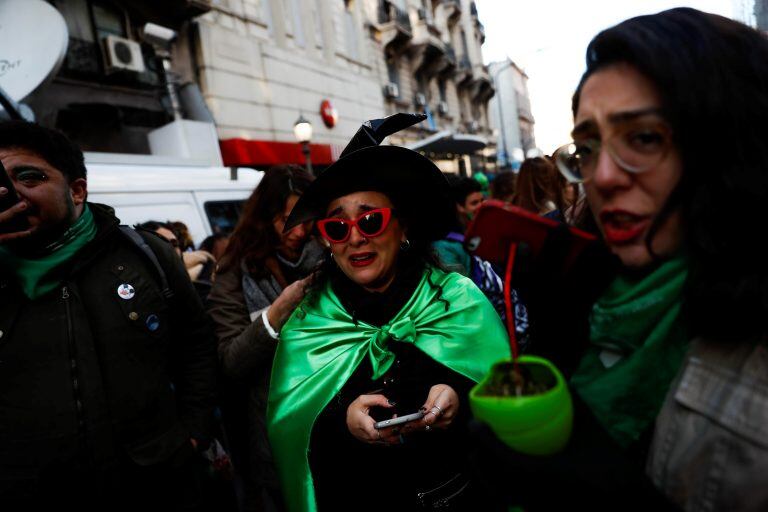 Miles de personas festejan la aprobación de la despenalización del aborto por parte de la Cámara de Diputados