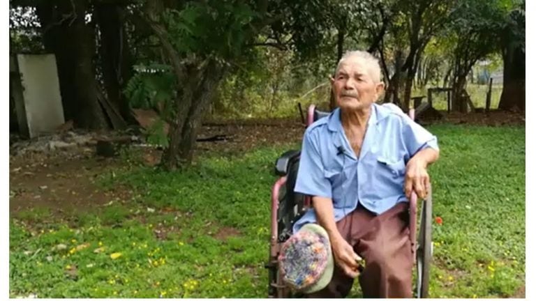 Don Correa en el patio de su casa en Cerro Corá, Misiones.