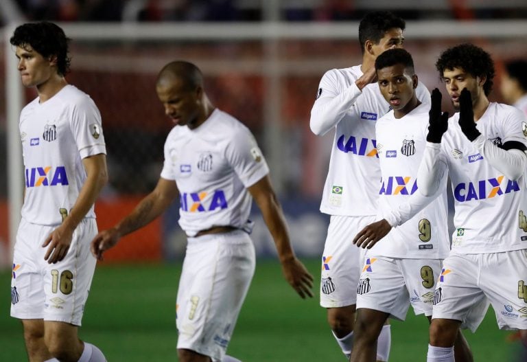 El uruguayo Carlos Sánchez se retira del campo de juego en el estadio Libertadores de América tras igualar 0-0 frente a Independiente, por la ida de octavos de final de la Copa Libertadores 2018. EFE/David Fernández