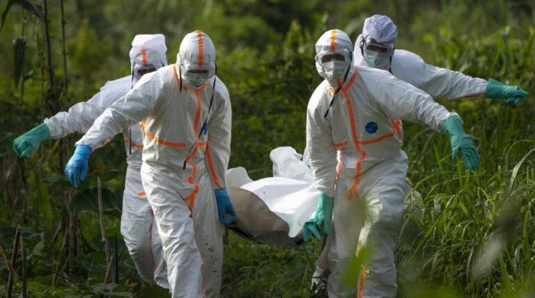 Trabajadores con su traje protector, en un centro contra el Ébola. (Jerome Delay/AP)