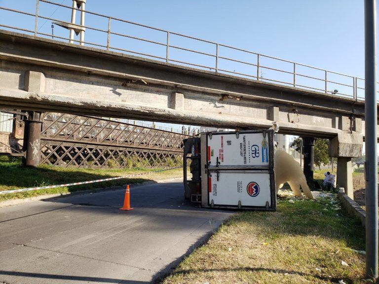 Choque y vuelco en Costanera.