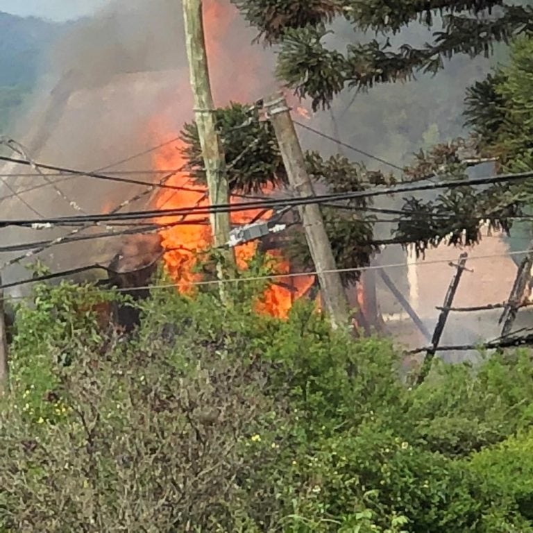 Incendio de la casa visto desde el frente.