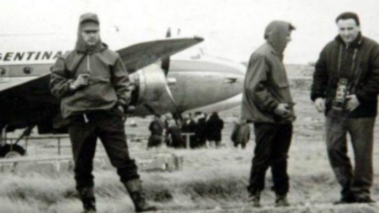 García y los "condores" con la bandera argentina en Malvinas, en 1966