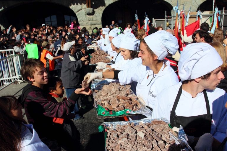 Huevo de Pascua gigante de 8 metros en chocolate en el Centro Cívico de Bariloche por los chocolateros de la ciudad fue repartido a la gente habitantes y turistas que se encontraban en el lugar festival del chocolate

DYN03, RIO NEGRO 08/04/12, EL HUEVO DE PASCUA GIGANTE QUE SE CONSTRUYÓ EN EL MARCO DE LA FIESTA DEL CHOCOLATE, EN BARILOCHE, MIDIÓ 8,27 METROS Y PESÓ 7500 KILOS. EL MISMO SE ROMPIÓ Y REPARTIO A MILES DE PERSONAS EN EL CENTRO CÍVICO DE LA CIUDAD.FOTO.DYN/GOBIERNO DE RIO NEGRO. rio negro bariloche  reparto del huevo de pascua gigante celebracion pascuas huevo de pascua de chocolate mas grande del mundo