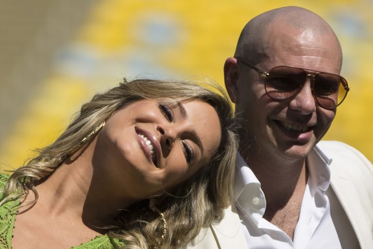 La cantante brasileña Claudia Leitte junto al músico estadounidense de origen latino Pitbull, intérpretes de la más moderna versión del carnavalito "El Humahuaqueño", difundida a nivel planetario en 2017 con el sencillo título "Carnaval". (AP Photo/Felipe Dana