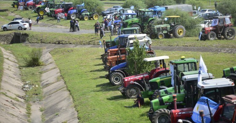 Tractorazo a la vera de la Circunvalación de Córdoba, 8 de enero 2020. La protesta se realiza sin cortes de camino.